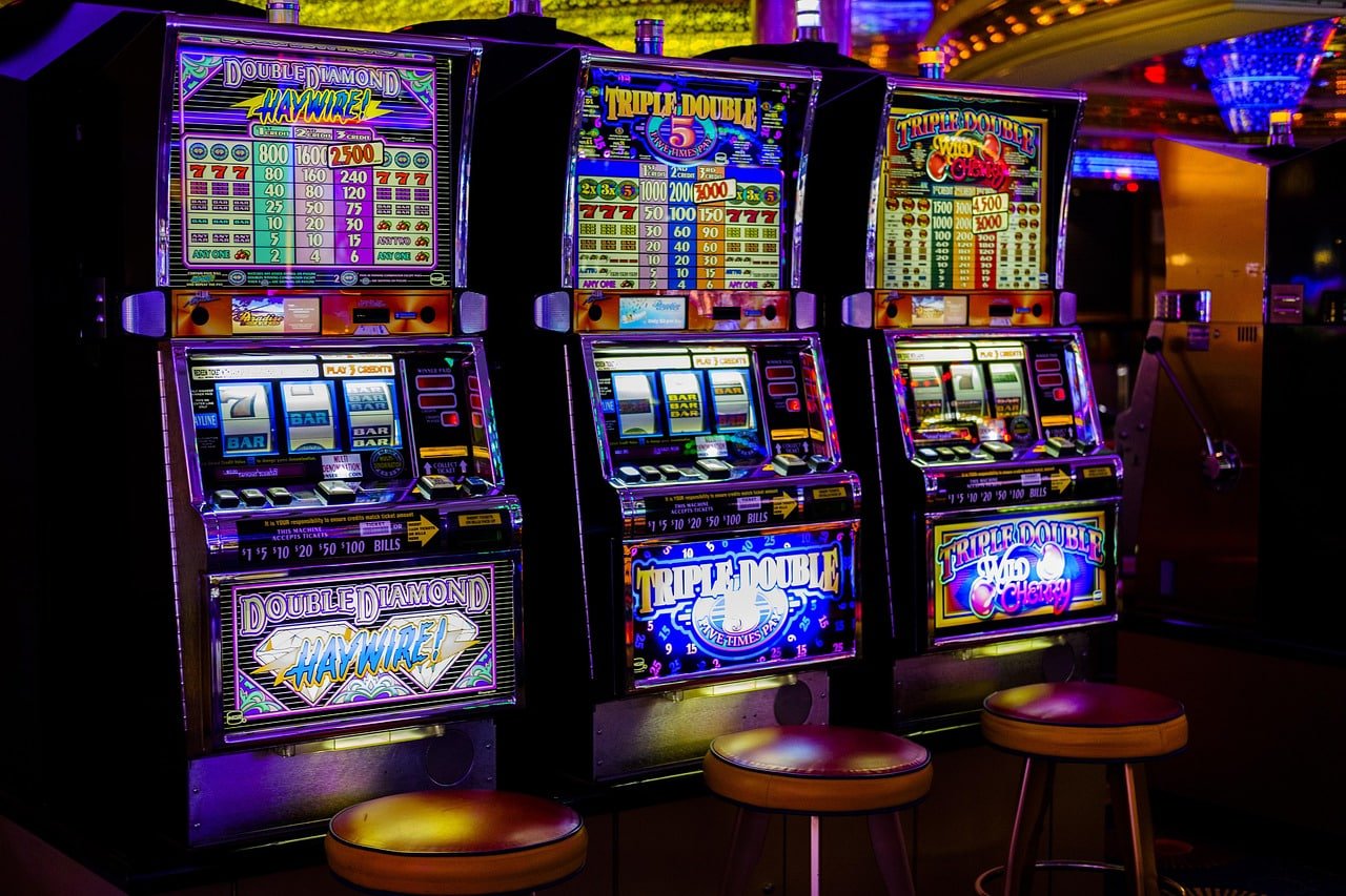 Antarmuka aplikasi mobile kdslots menampilkan sportsbook Liga 1 dan live dealer